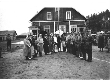Vireen järjestämä hyväntekeväisyysottelu 1950-luvulla maamiesseuratalon edessä 